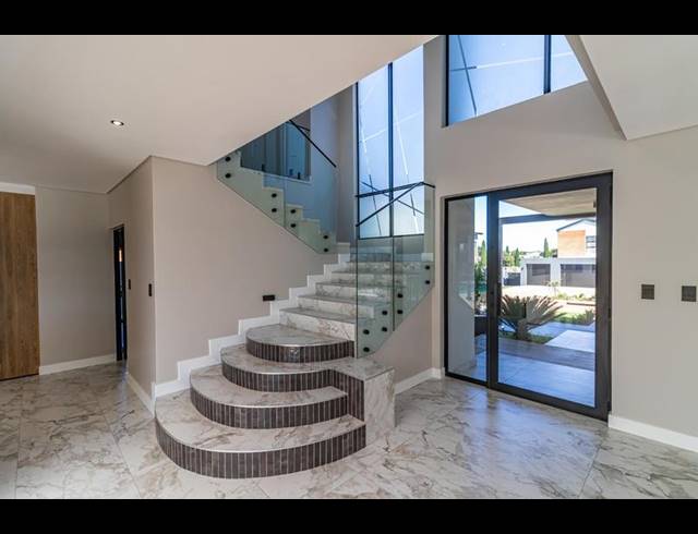 6 BEDROOM HOUSE FOR SALE IN MIDSTREAM ESTATE